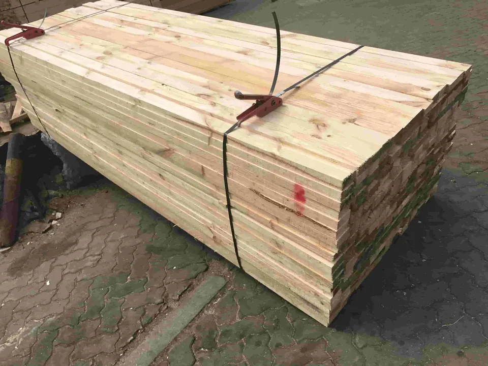 成捆建筑木方堆放实拍